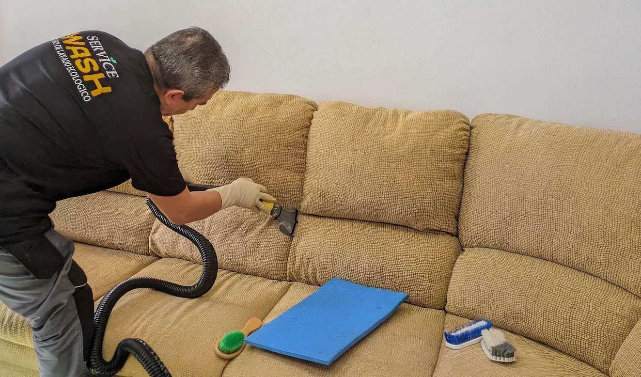 service wash en un servicio de limpieza ecologica de sofa